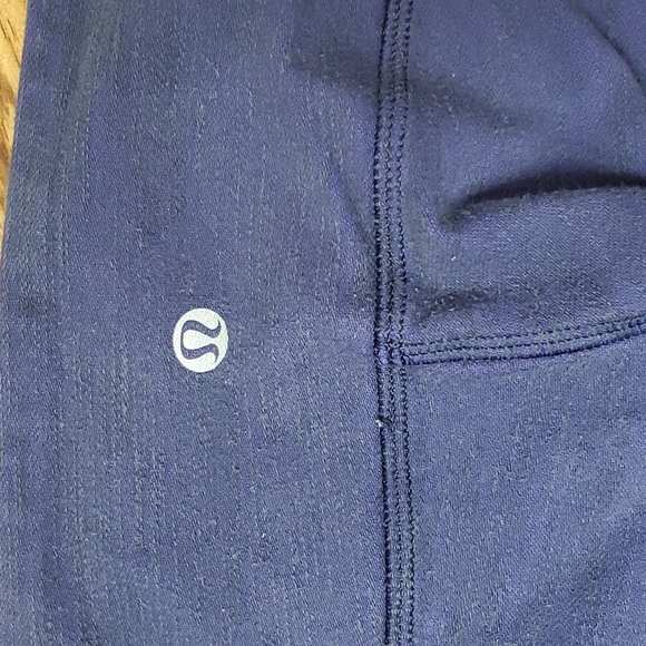 Lululemon Yoga Pant in Indigo blue with Texture size 6 - Picture 5 of 10